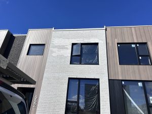 Service de teinture et peinture de brique avant dans la région de Montréal - Ravalement Rive-Sud